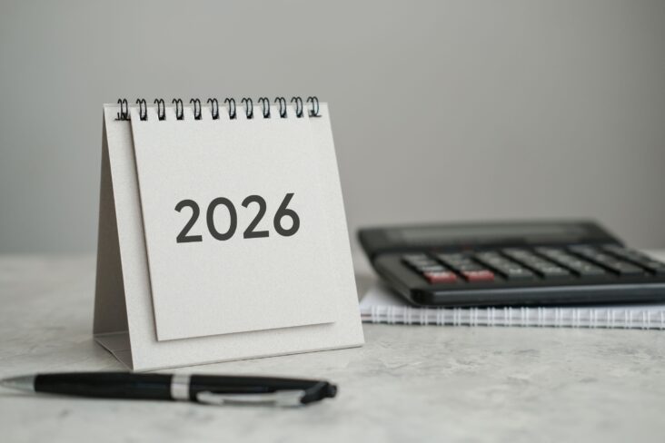 imagem de um calendário de 2026 sobre uma mesa onde estão também uma caneta, um caderno e uma calculadora - para ilustrar artigo sobre as principais medidas do Oe 2026