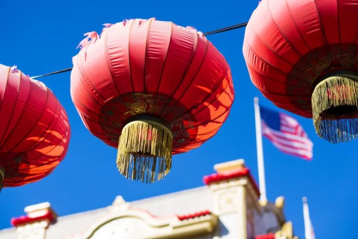 Imagem de lanternas chinesas num bairro estadunidense