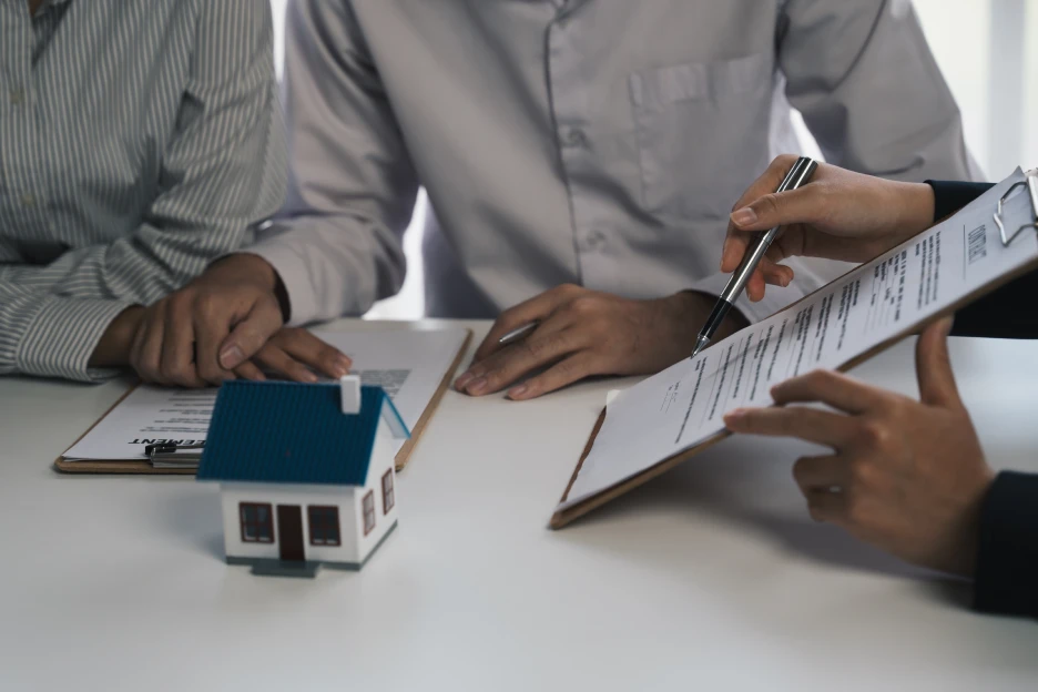 Como fazer um contrato de arrendamento de forma segura e legal Imagem de um senhorio a pedir ao inquilino que assine o contrato de arrendamento