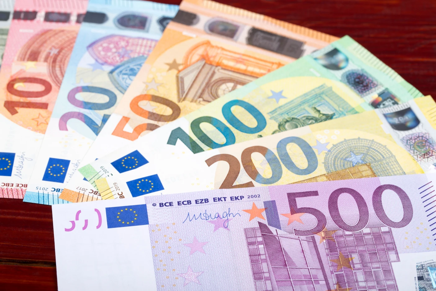 Paga muitas prestações? O crédito consolidado pode ser uma solução Imagem de notas de euro