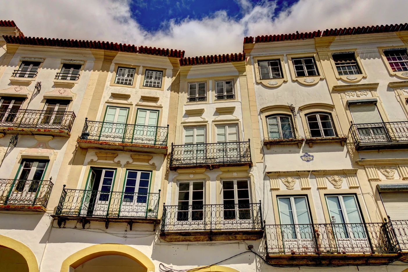 Imagem de prédios tradicionais em Évora