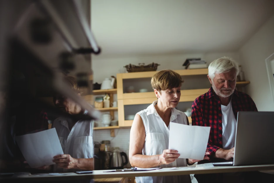 Imagem de um casal idoso a ler o prospeto do plano PPR