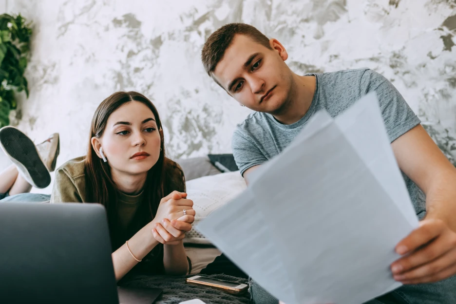 Imagem onde um casal jovem lê o prospeto de um plano PPR para o seu futuro