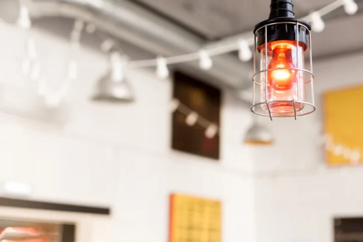 Imagem de uma lâmpada ligada à eletricidade