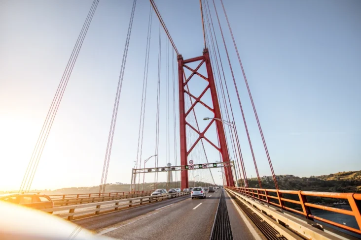 Imagem de um automóvel a passar numa ponte em Portugal, representativo do pagamento do IUC em 2026