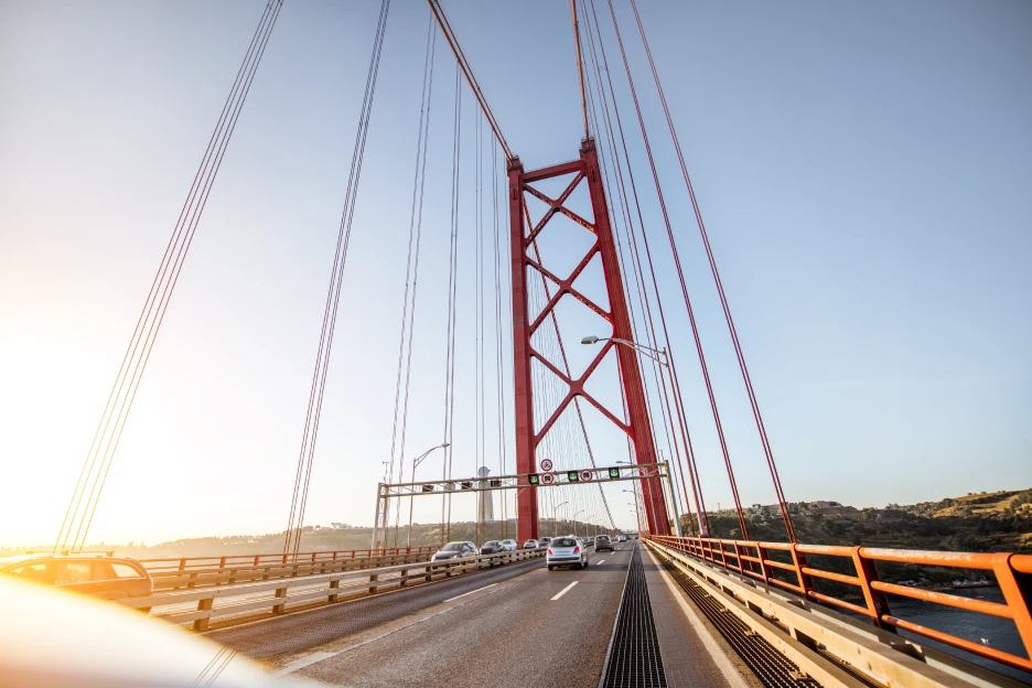 Imagem de um automóvel a passar numa ponte em Portugal, representativo do pagamento do IUC em 2026