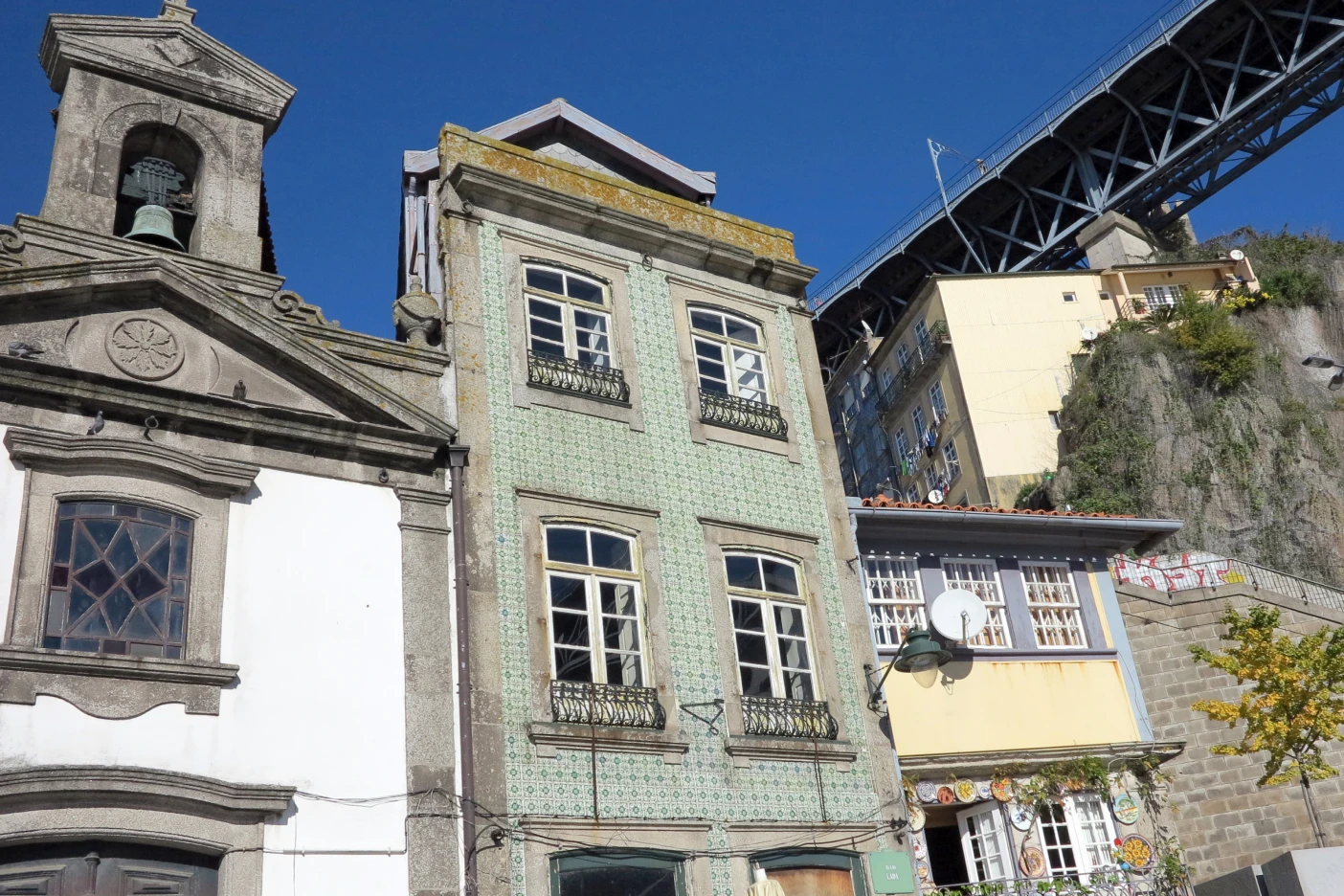 Imagem da fachada de edifícios antigos no Porto