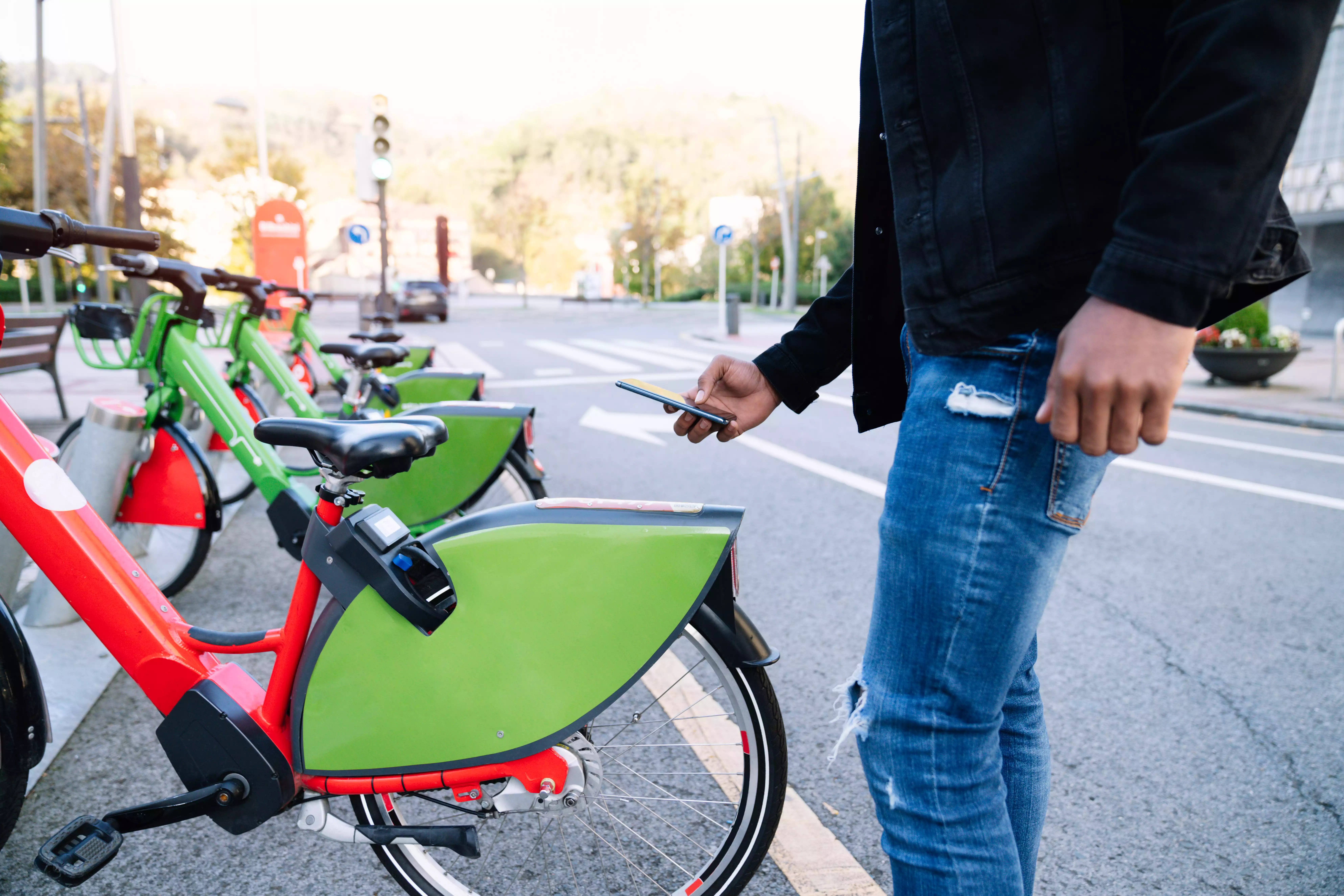 O seguro e os créditos na mobilidade verde Homem a utilizar uma bicicleta elétrica