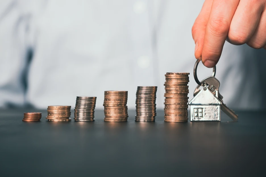 O que muda na atualização de rendas em 2026? Imagem de um gráfico de barras feito com moedas, representantivo da subida do valor da renda