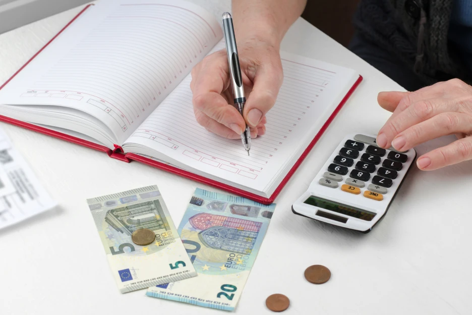 IAS 2026: Saiba como o novo valor afeta as prestações sociais da Segurança Social Imagem de uma pessoa a calcular valores monetários