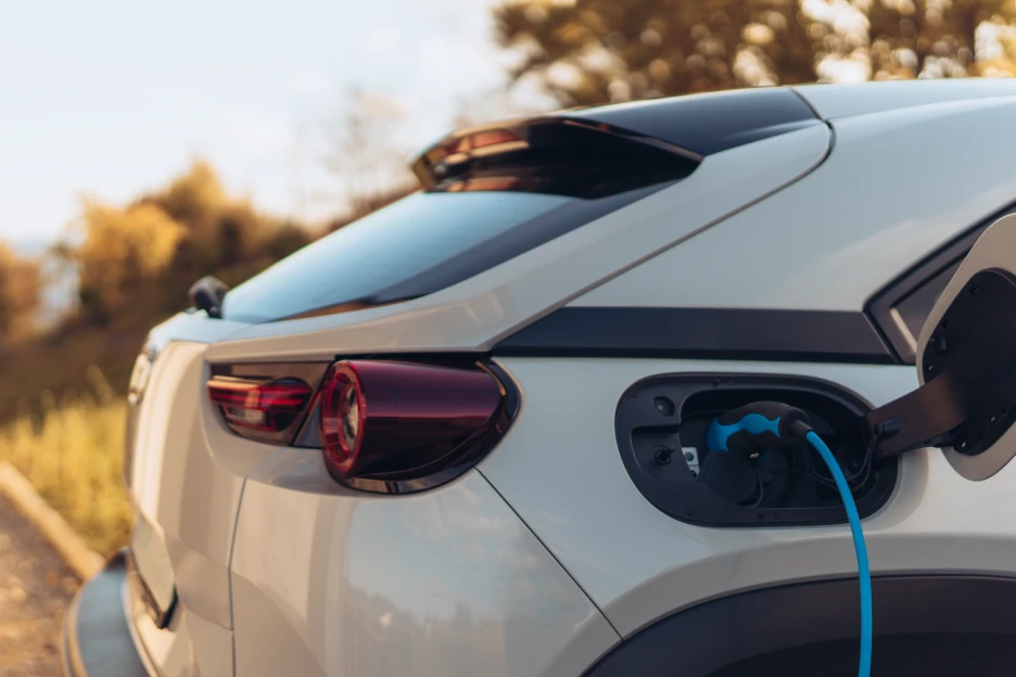 Apoios para comprar veículos elétricos voltam a 29 de dezembro com 17,6 milhões de euros Imagem de um carro elétrico a carregar