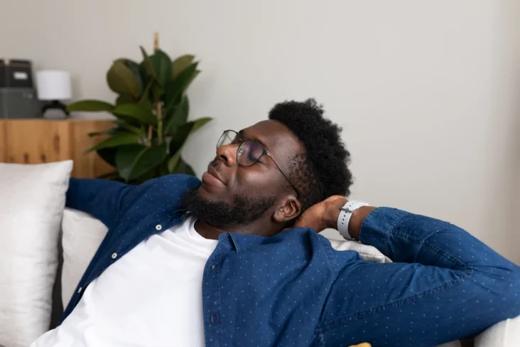 Imagem de um homem a descansar, relaxado, durante um fim-de-semana prolongado bem planeado graças ao feriado