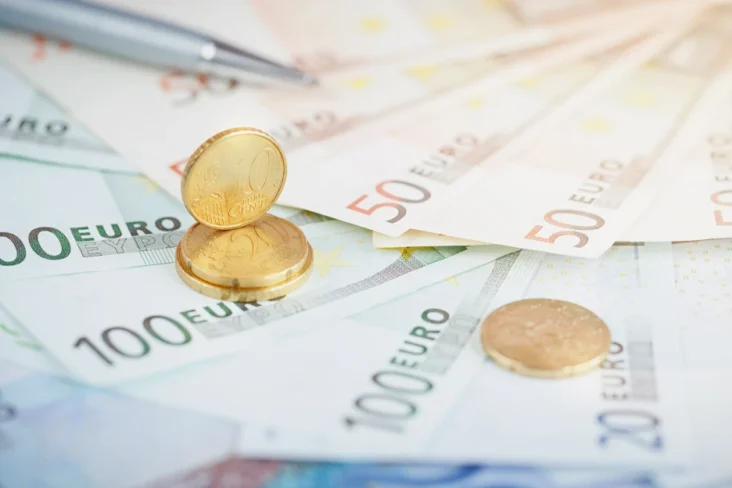 Imagem de notas e moedas