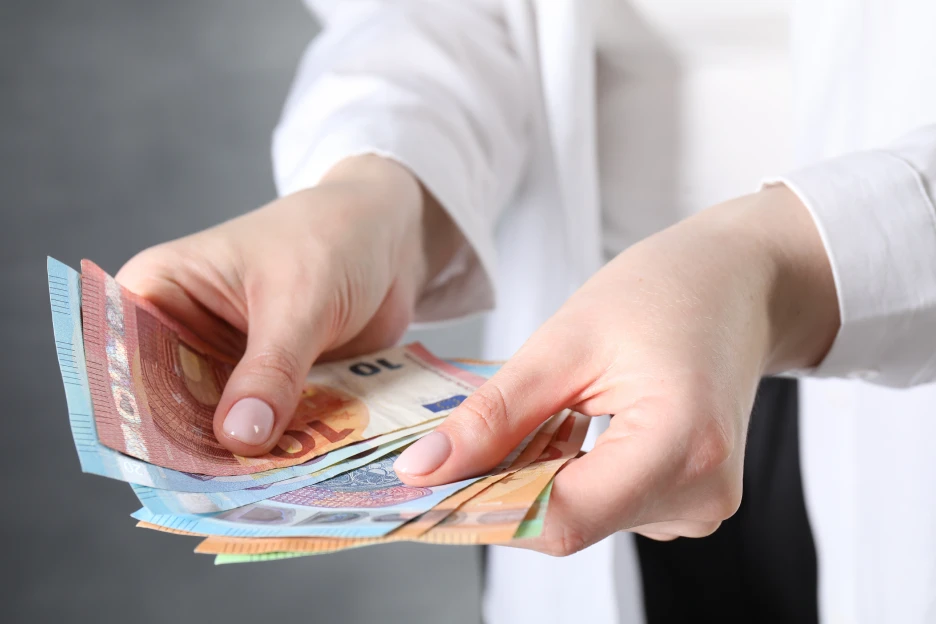 Imagem onde uma mulher conta dinheiro em notas de euros