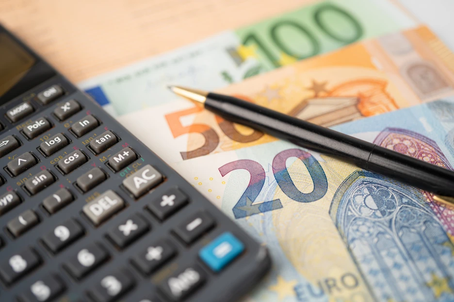 Imagem de notas e uma calculadora, após ser realizados os cálculos ao salário de um part-time