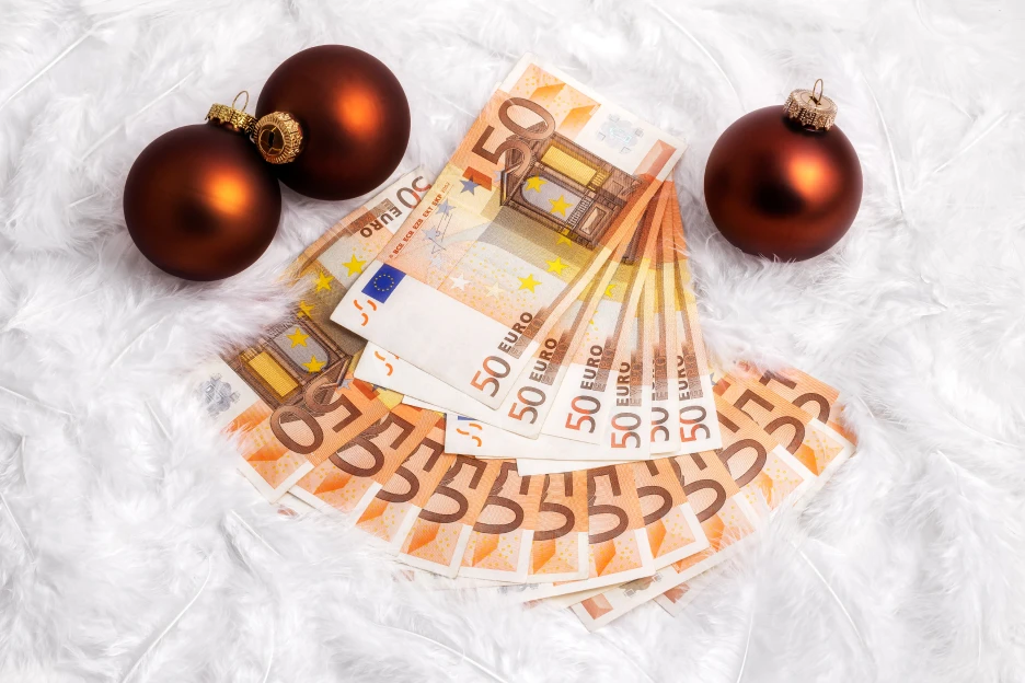 Imagem de notas sobre decoração de natal, representante do subsídio de natal e de férias