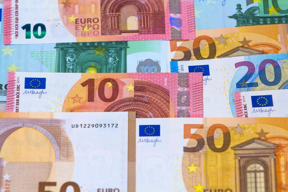 Imagem de várias notas de euro representativas do PPR plano poupança reforma