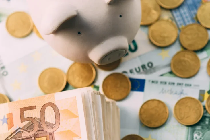 Imagem de um porquinho mealheiro com poupança para a reforma