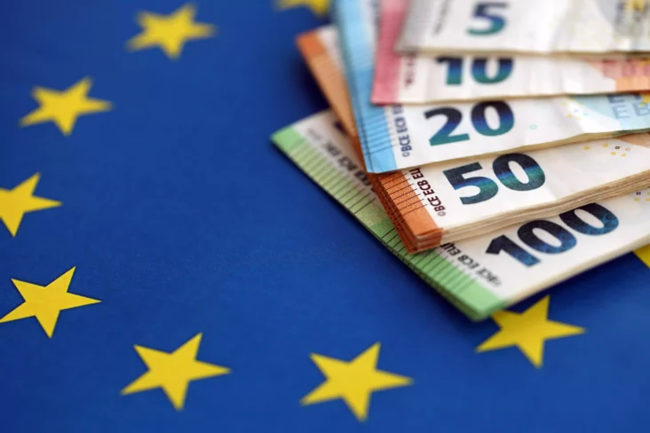 Notas de euro sobre bandeira da UE