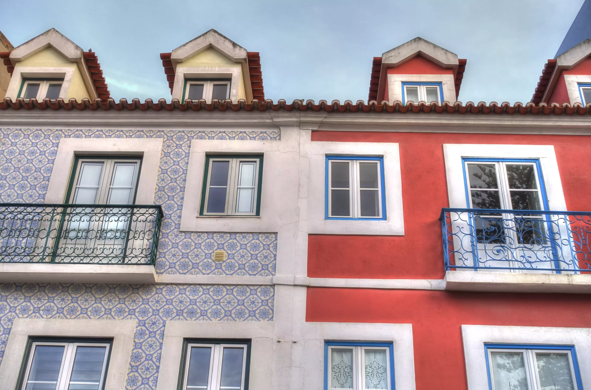 Crédito habitação: Juros dos novos contratos sobem pela primeira vez em 7 meses Fachada de prédios em Lisboa, Portugal