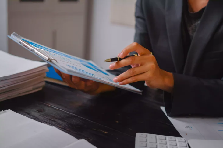 Mulher a consultar documentos