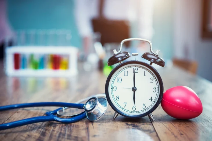 Relógio, estetoscópio e coração simbolizam a passagem do tempo relacionada com o direito ao esquecimento, que tem impacto no crédito pessoal