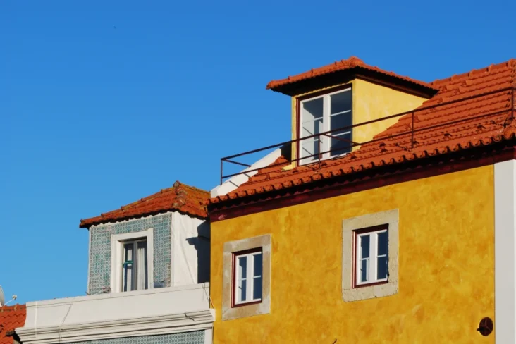 Imagem de um prédio tipicamente lisboeta