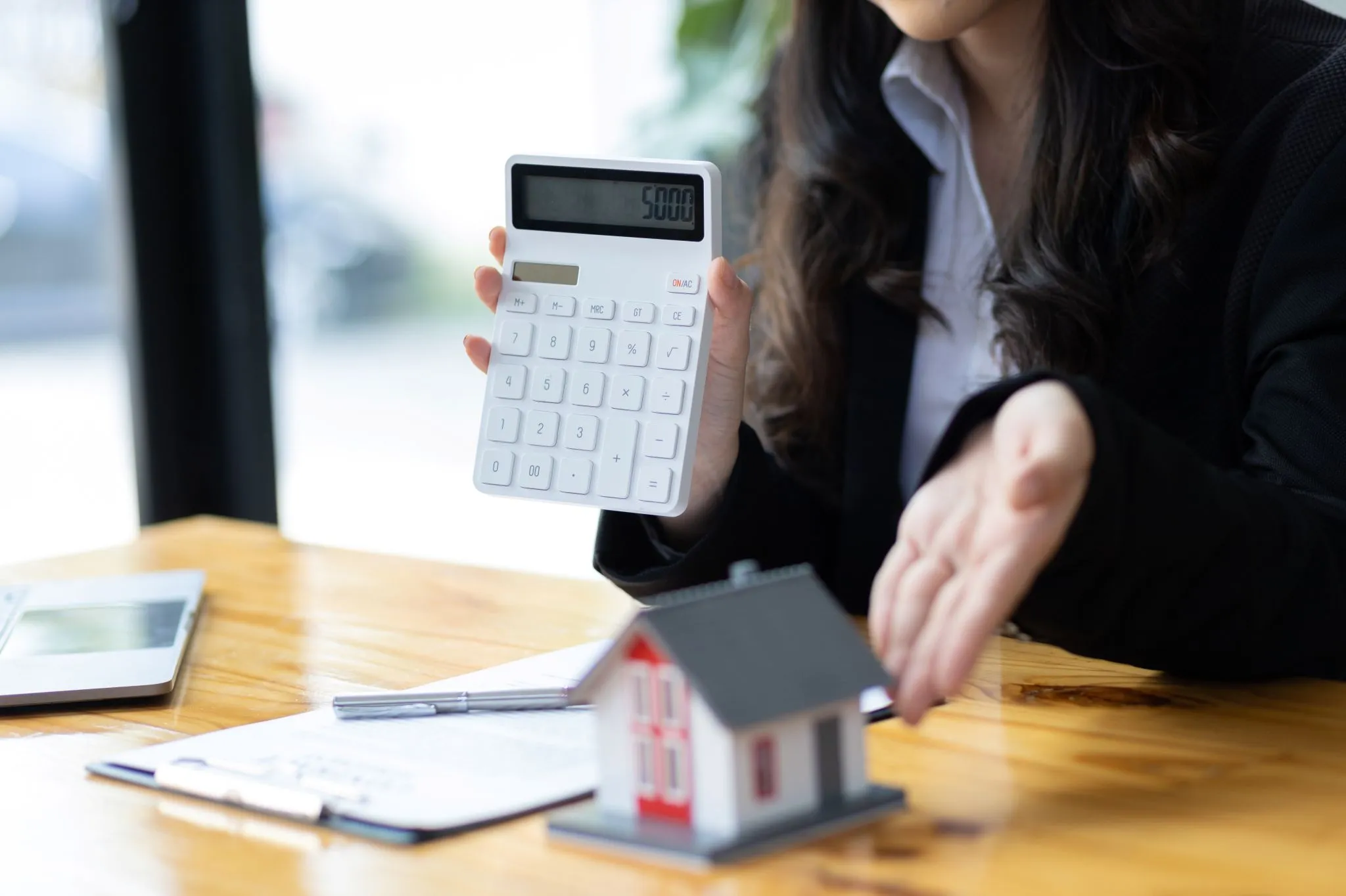 pessa+oa a mostrar as contas na calculadora ao simular a diferença entre comprar casa sozinho ou em conjunto