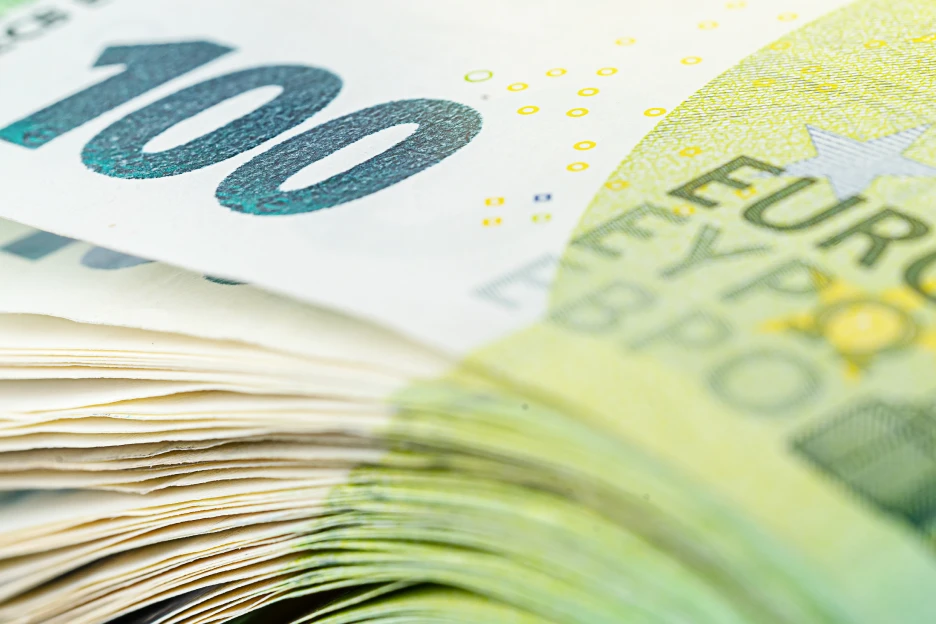 Imagem de váiras notas de cem euros empilhadas, representativo de muito dinheiro