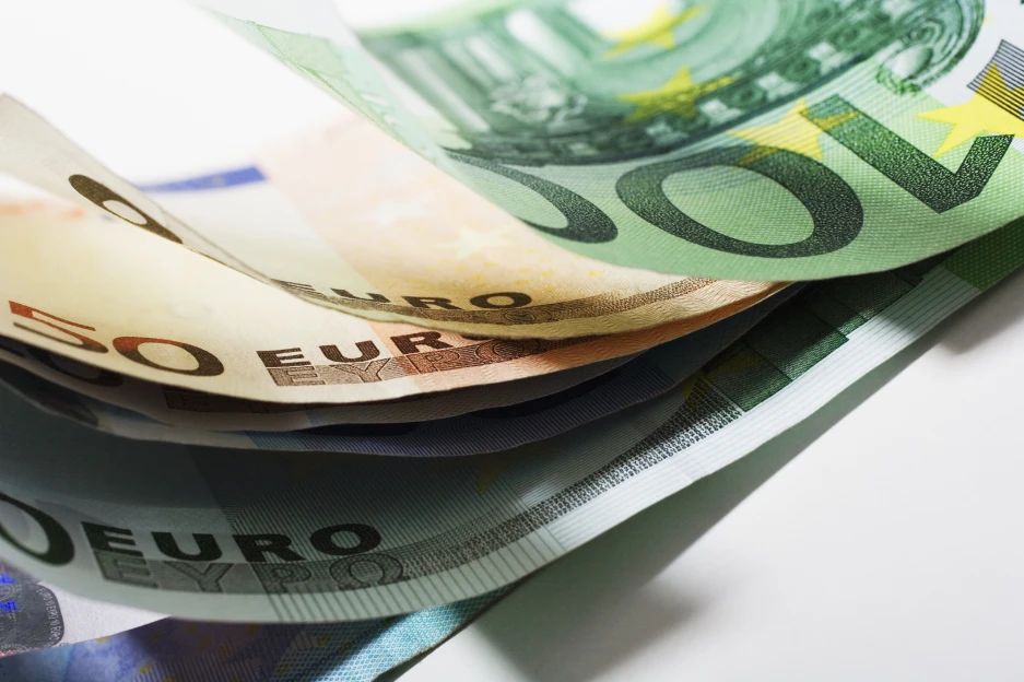 Imagem de várias notas sobre um tampo branco