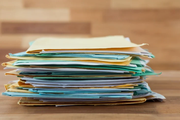 Imagem de uma pilha de documentos