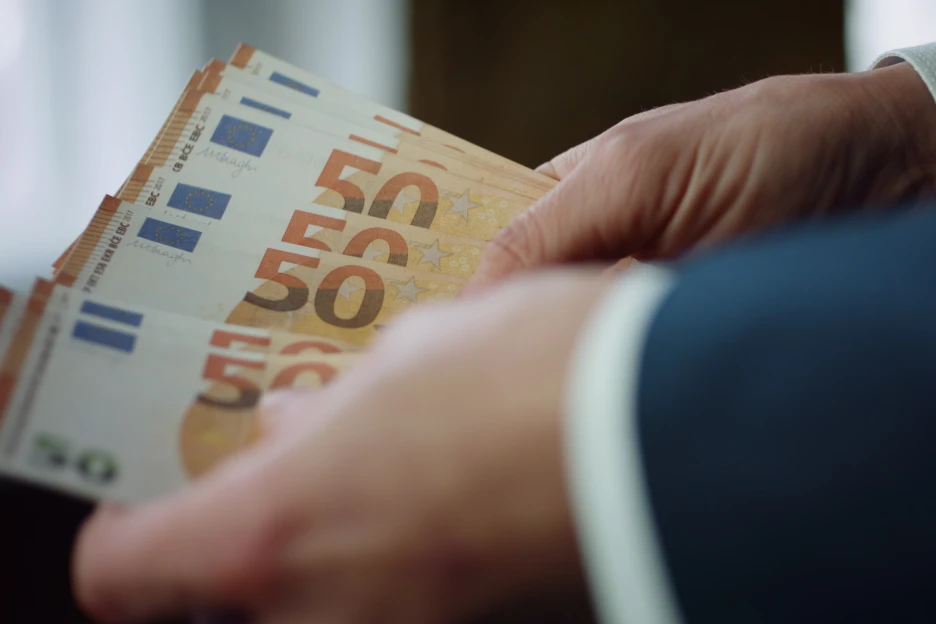 Imagem de um banqueiro com notas de cinquenta euros