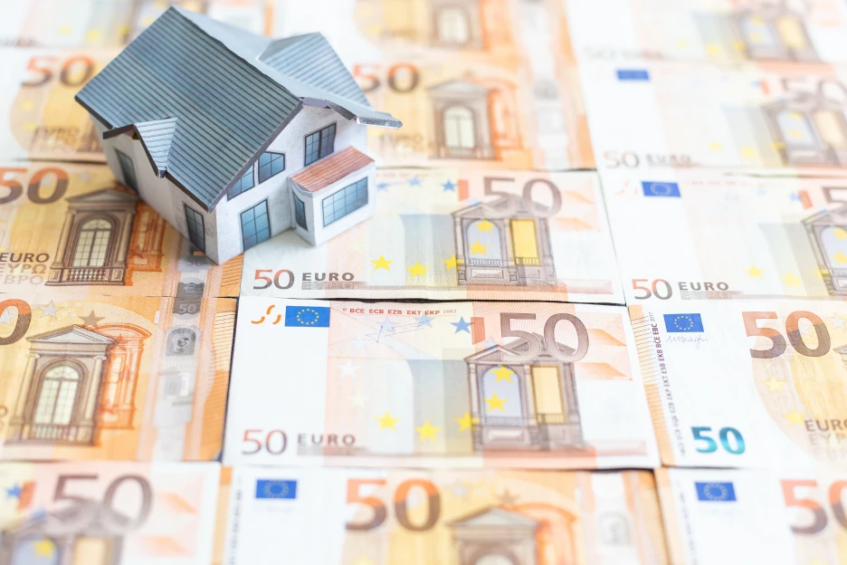 Imagem de uma casa de brincar sobre notas de euro