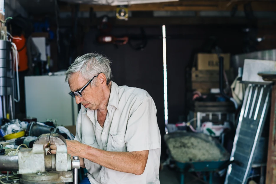 Imagem de um homem idoso trabalhador