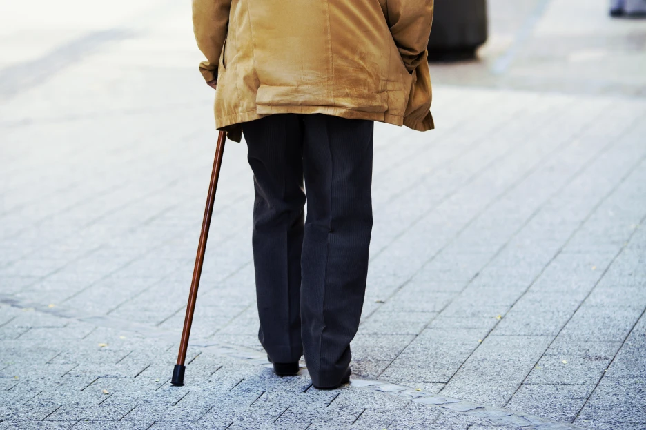 Imagem de uma senhora, aparentemente reformada