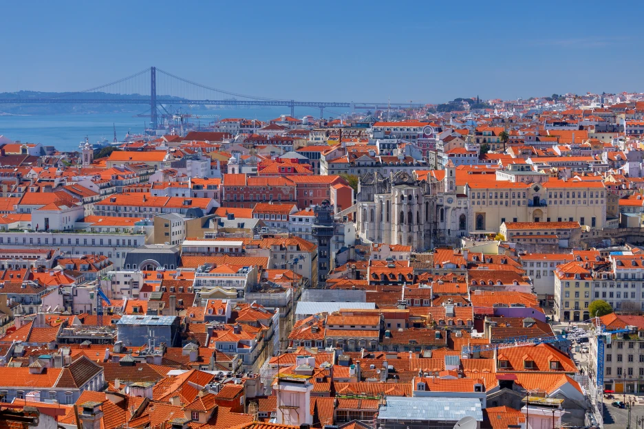 É inquilino? Saiba como declarar as rendas no IRS em 2026 Imagem aérea da cidade de Lisboa