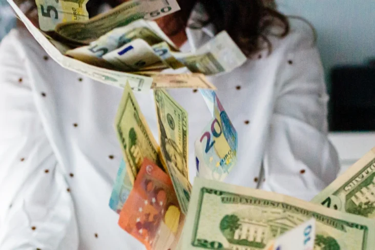 Imagem de uma mulher que se vangloria de ganhar imenso dinheiro internacionalmente