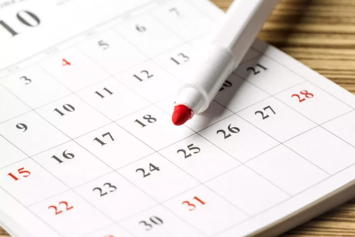 Calendário com datas importantes em destaque