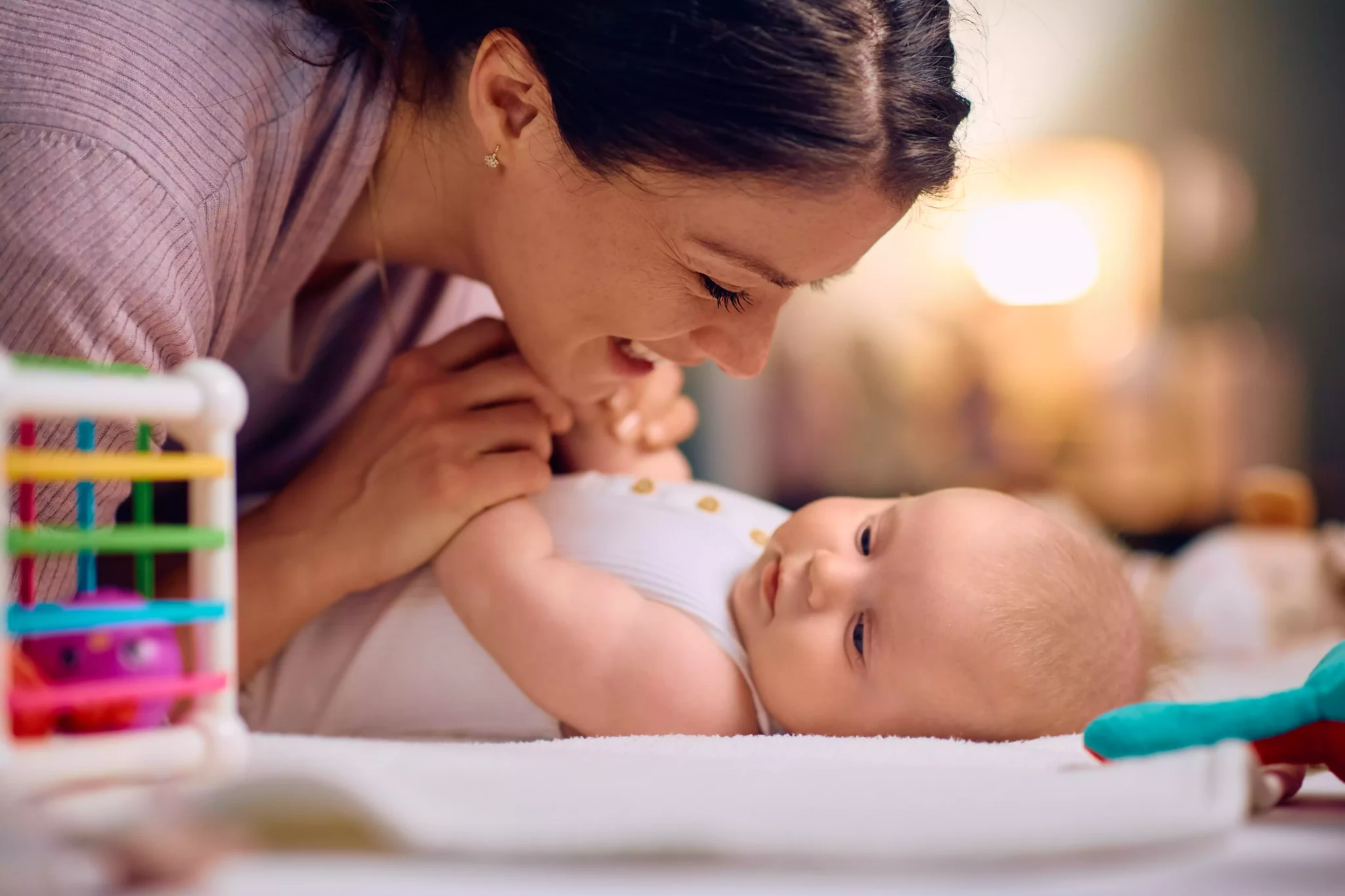 Abono de família e abono pré-natal aumentam em 2026 Mãe com bebé