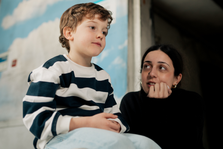 Criança junto de jovem numa atividade promovida pela Terra dos Sonhos