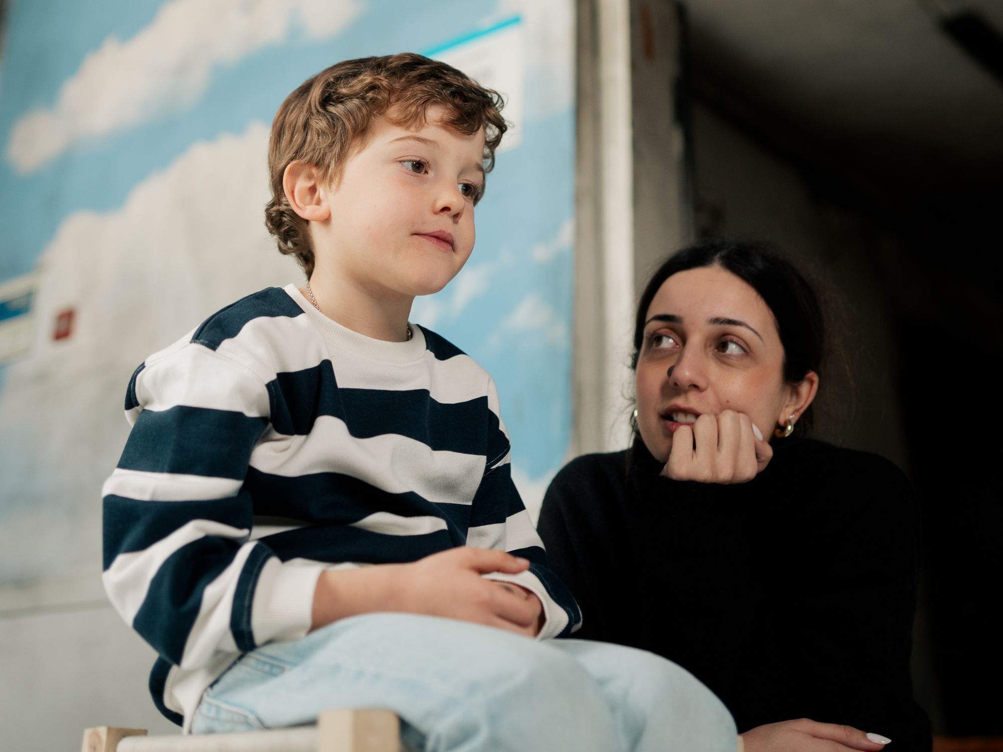 IRS: Um imposto que se transforma em impacto Criança junto de jovem numa atividade promovida pela Terra dos Sonhos