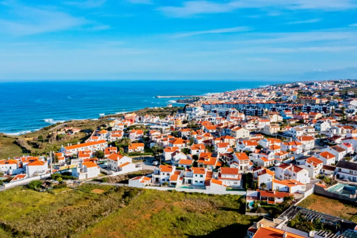 Vista aérea de cidade perto do mar