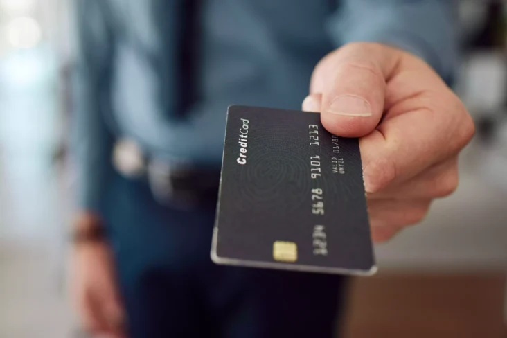 Homem a mostrar cartão de crédito