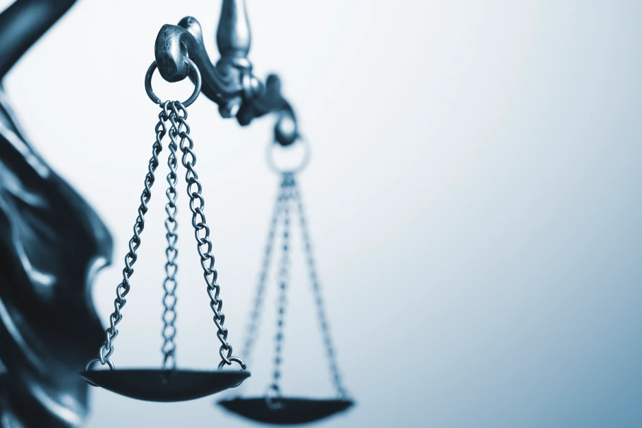 Imagem de uma balança, referente à iconografia geralmente associada com o sistema de justiça