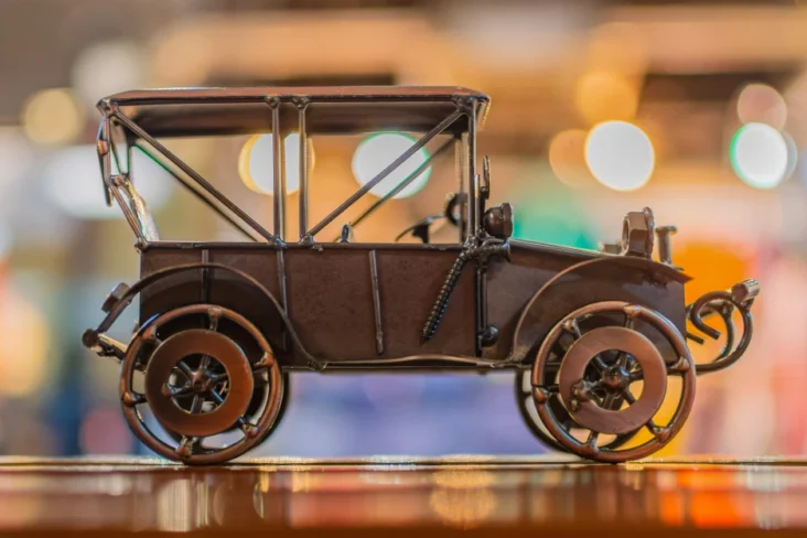 Imagem de um brinquedo modelo de um carro antigo