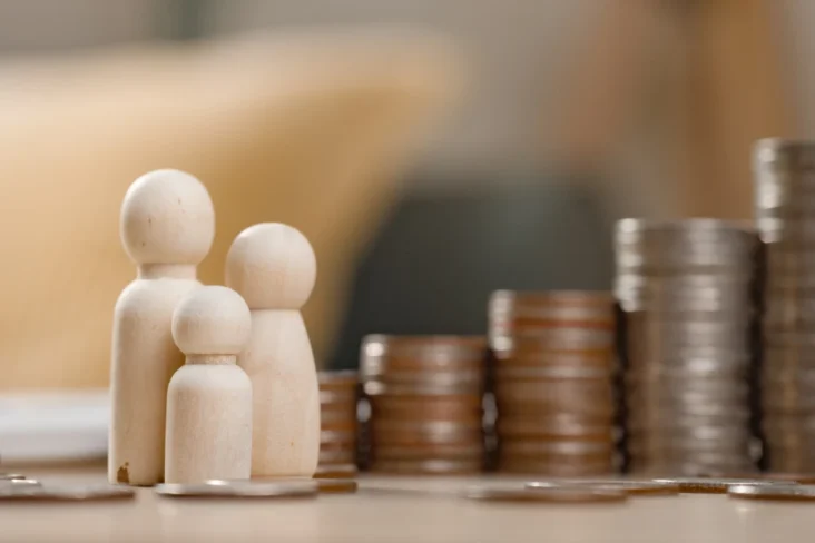 Figuras representativas de uma família com moedas