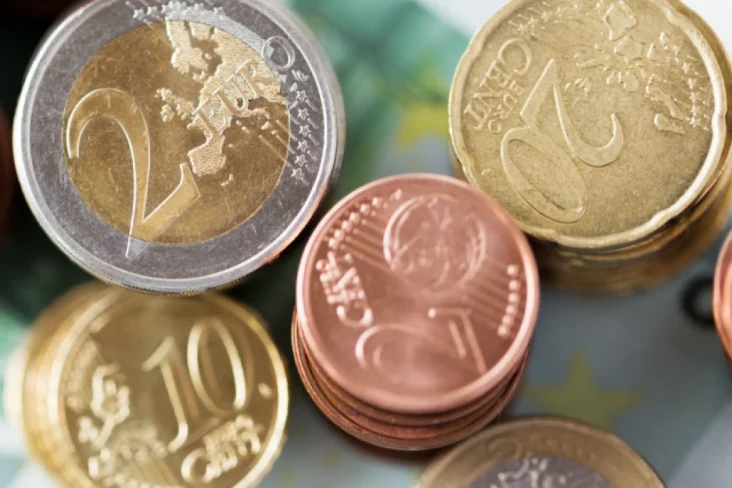 Imagem de vista de topo de várias moedas empilhadas