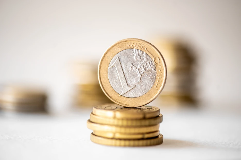 O que significa “coleta”, “dedução à coleta” e “rendimento coletável”? Imagem de uma moeda de euro