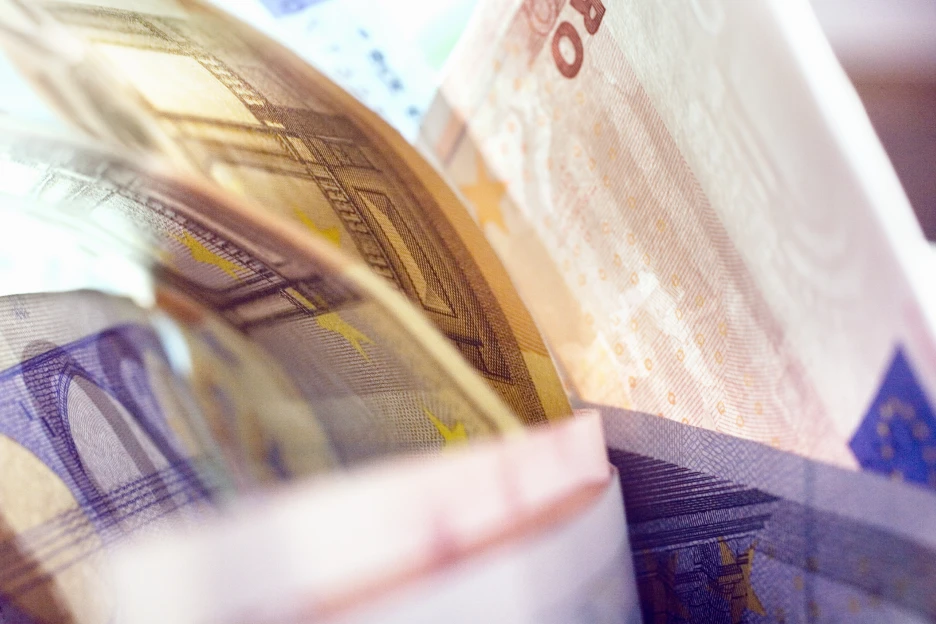 Imagem aproximada de notas de euro