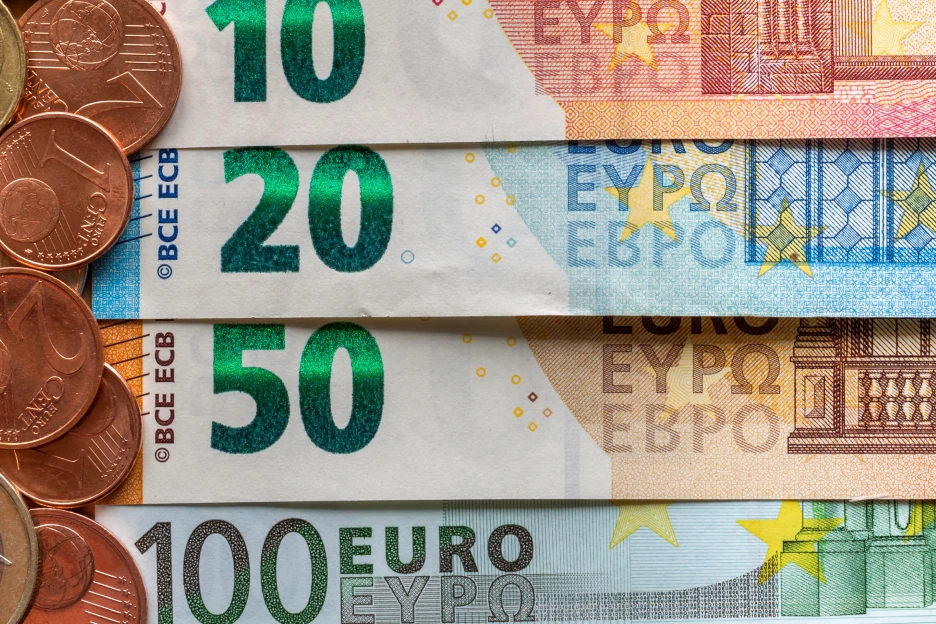 Imagem de notas e moedas de Euro organizadas